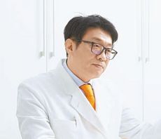 잇몸 드러나 자신감 떨어진 취준생, 빠르고 간편한 투명교정 해볼만