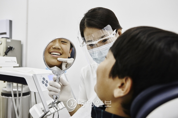 우리 아이 영구치, 처음부터 가지런히 나게 할 수 없나요…어린이 치아 교정 패러다임 바꾼 이클라이너